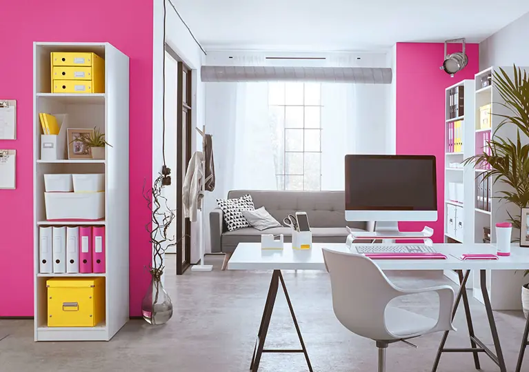 Home Office mit Pinken Wänden und farbenfrohen Leitz WOW Produkten