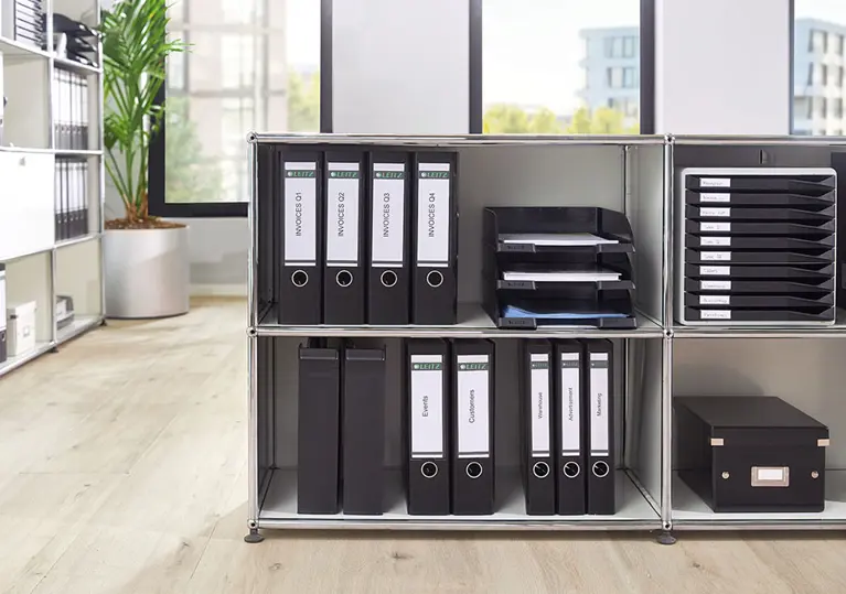 Leitz Ordner und Ablageprodukte in Regal