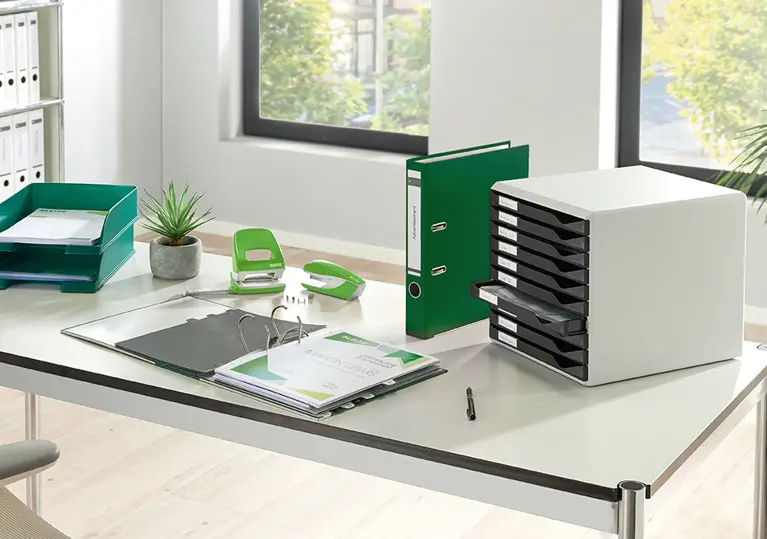 Leitz Organisations-Produkte auf Büro-Schreibtisch