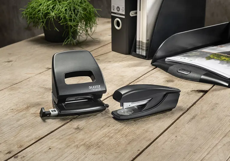 Leitz Recycle Locher und Heftgerät auf Holztisch